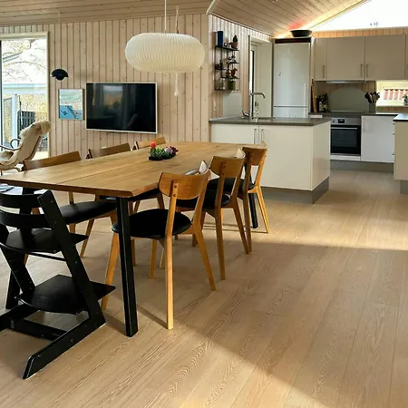 بيت للعطل Beachfront Near Dalby Bay Mesinge